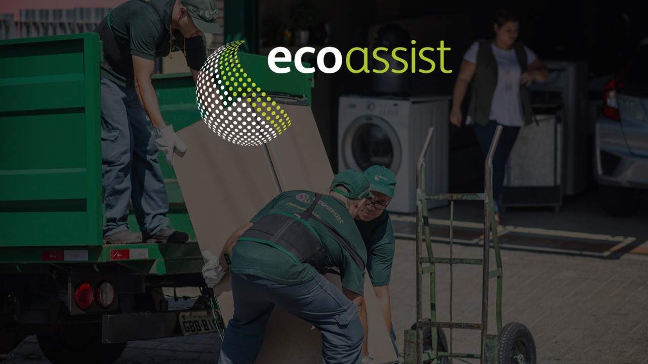 dois profissionais da Ecoassist coletam móveis para descartar