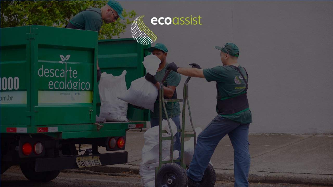 Profissionais da Ecoassist coletam sacos de entulho para serem descartados de forma correta