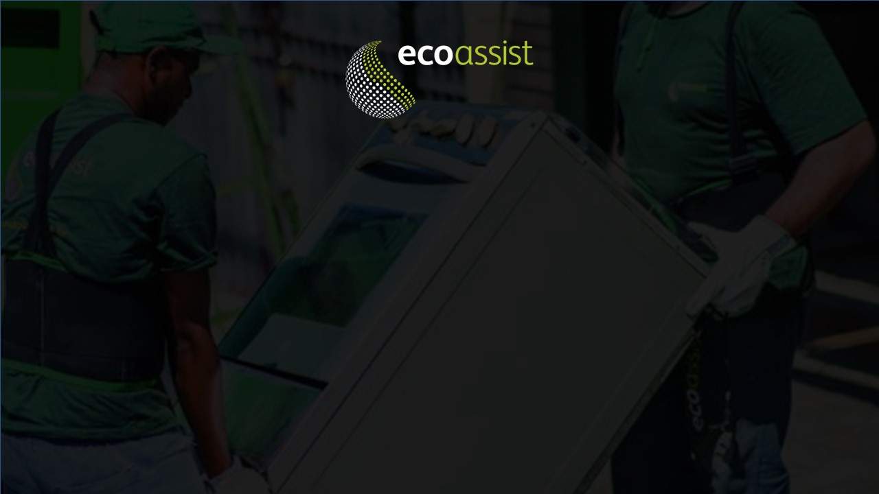 profissionais da Ecoassist realizam o descarte ecológico de um fogão velho