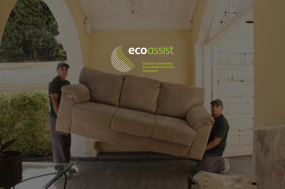 dois profissionais da Ecoassist retiram um sofá velho de uma casa.