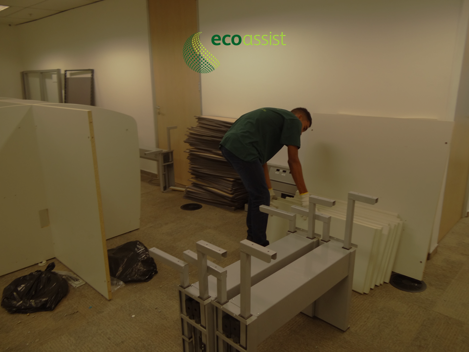 Desmobilização de escritório para o correto descarte de mesas e cadeiras