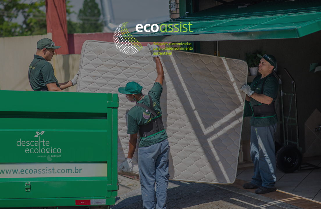 Profissionais da Ecoassist realizam o Descarte Ecológico para varejistas coletando um colchão velho.