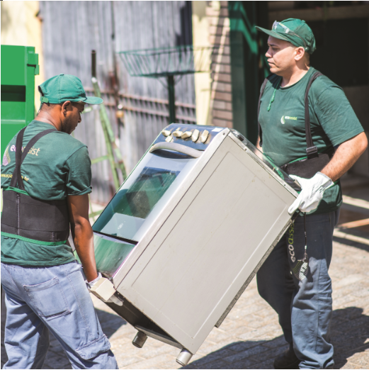Funcionários Ecoassist coletam fogão velho para descarte