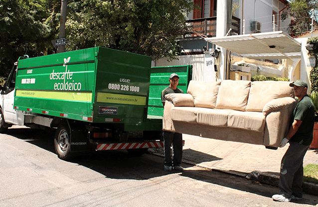 Equipe da Ecoassist descartando um sofá velho