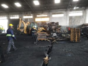 antes e depois da coleta de +300 toneladas de resíduos coletados em menos de 3 dias de operação para o descarte ecológico do resíduo de sinistro