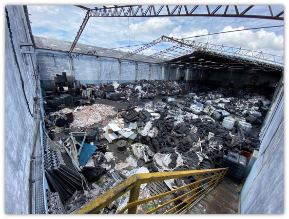 antes e depois da coleta de +300 toneladas de resíduos coletados em menos de 3 dias de operação para o descarte ecológico do resíduo de sinistro