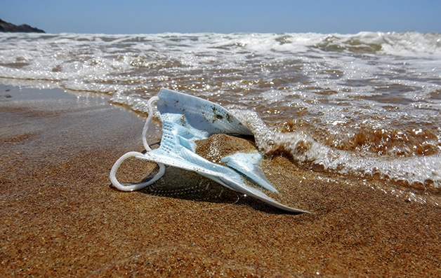 máscara descartável encontrada em praias