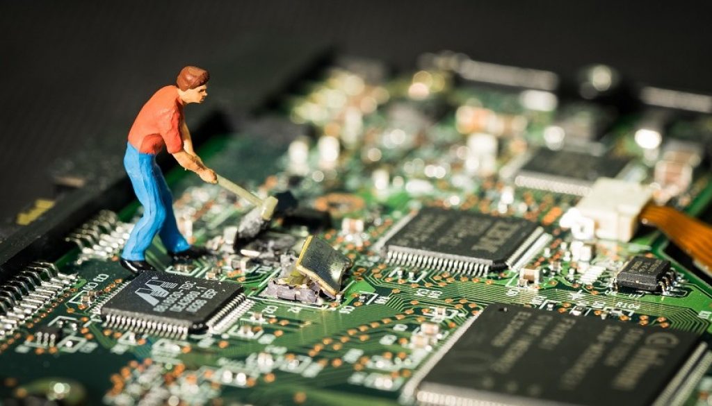 porque você não pode consertar o seu celular Ecoassist Obsolescência Programada. #ParaTodosVerem um celular aberto com vários chips e um homem em miniatura dentro do celular com um machado quebrando o celular.