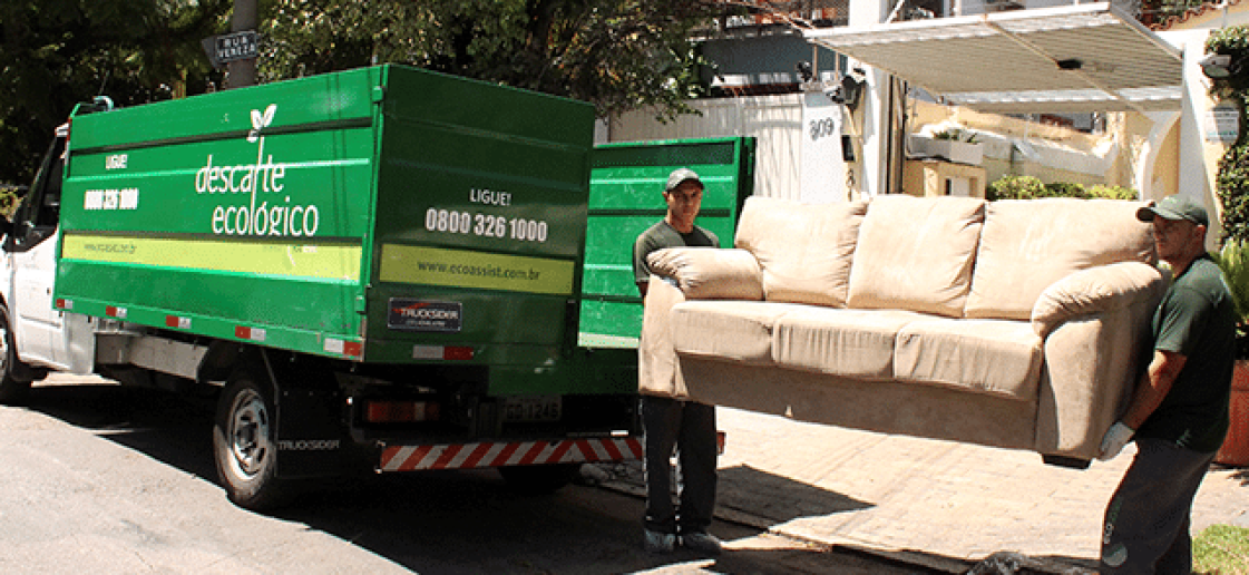 Equipe da Ecoassist descartando um sofá velho