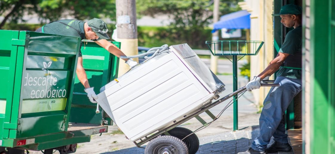 Descarte ecológico de geladeira