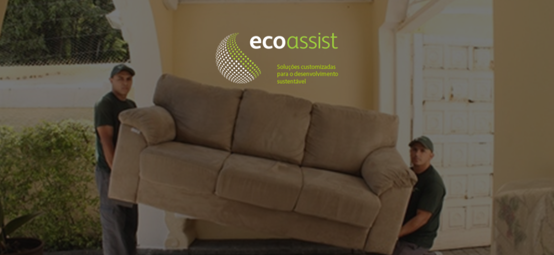 dois profissionais da Ecoassist retiram um sofá velho de uma casa.