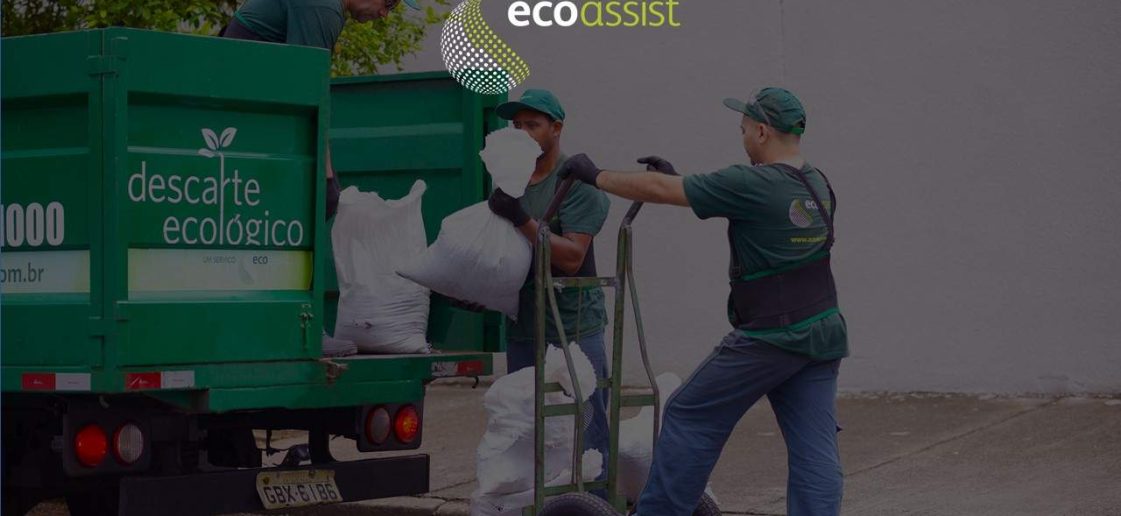 Profissionais da Ecoassist coletam sacos de entulho para serem descartados de forma correta
