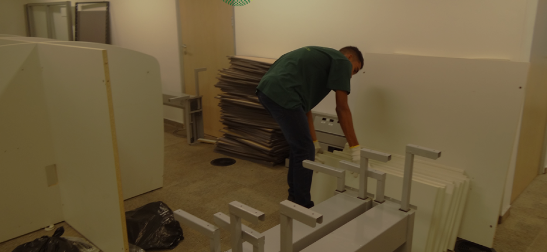 Desmobilização de escritório para o correto descarte de mesas e cadeiras