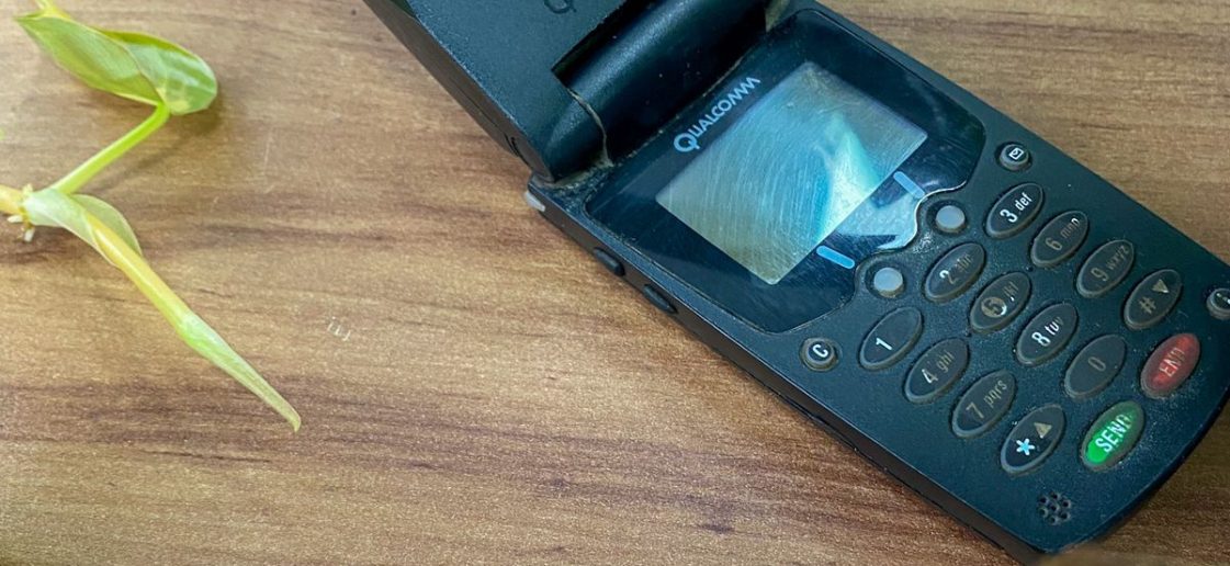 A história da Qualcomm e da comunicação móvel no Brasil - celular Qualcomm anos 90 na Ecoassist