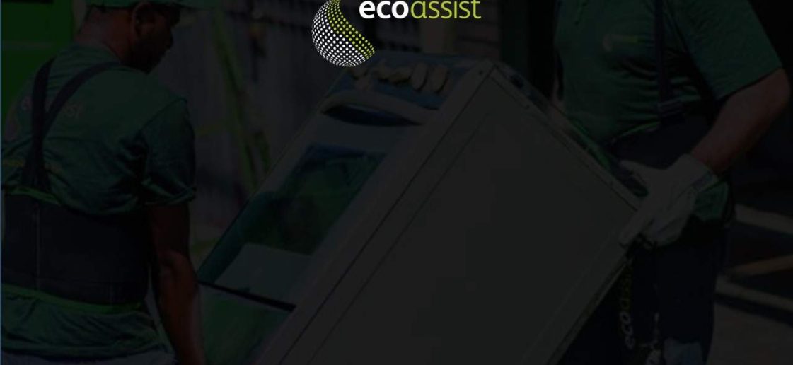 profissionais da Ecoassist realizam o descarte ecológico de um fogão velho