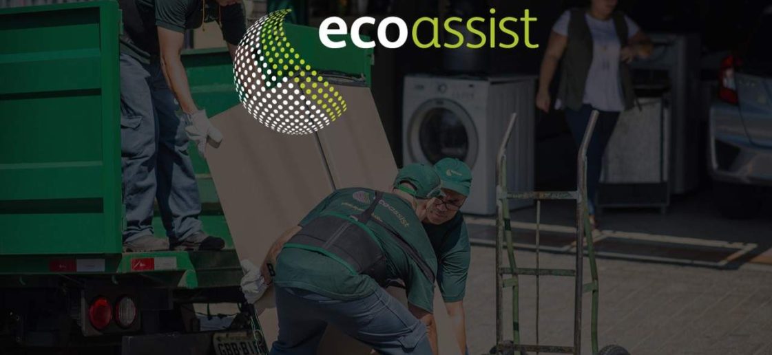 dois profissionais da Ecoassist coletam móveis para descartar