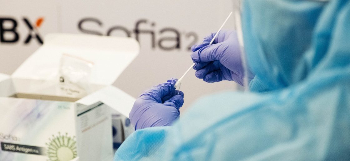 teste rápido de covid tipos e como descartar. Na imagem, profissional da saúde realiza o teste de covid PCR-RT