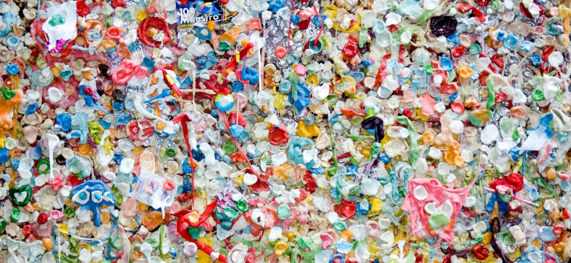 plástico em pedaços para reciclagem