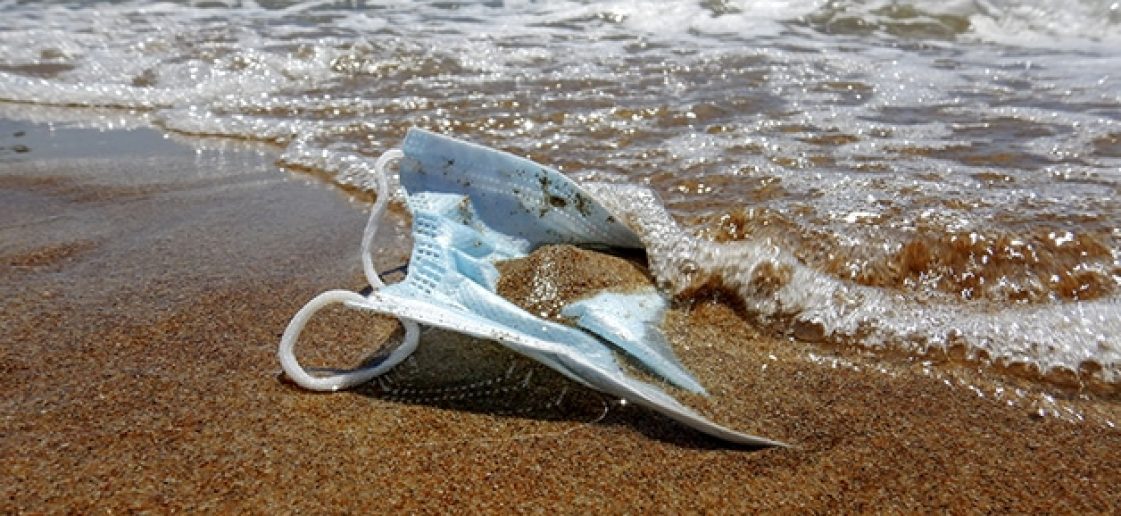máscara descartável encontrada em praias