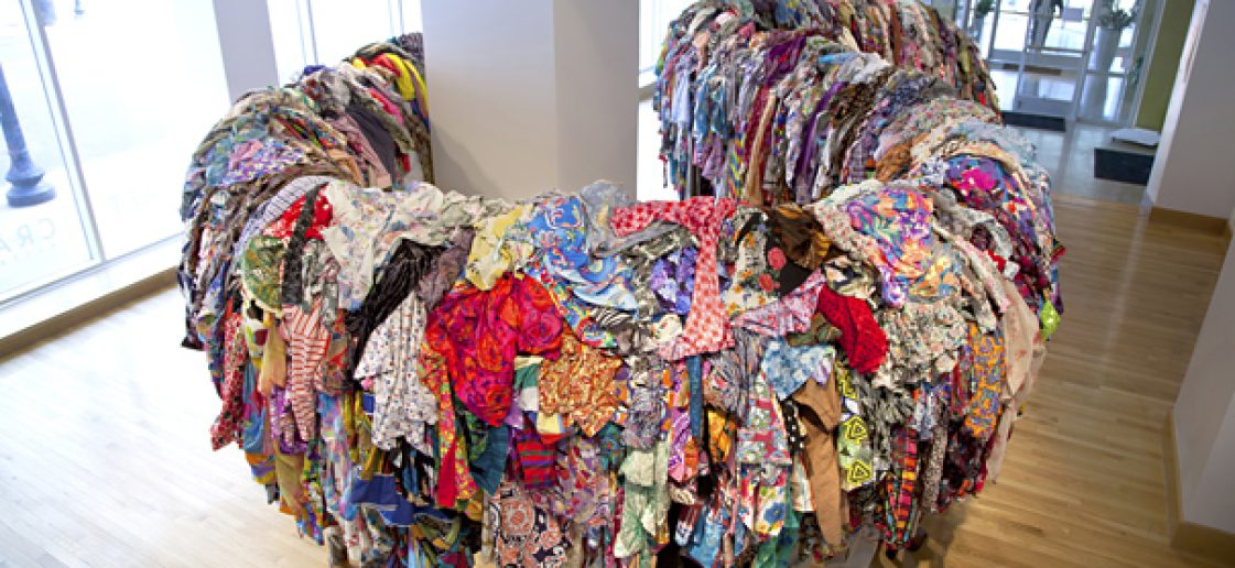 moda sustentável e fast fashion descarte de resíduos têxteis